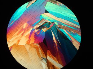 Hydrochinon geschmolzen in polarisiertem Licht