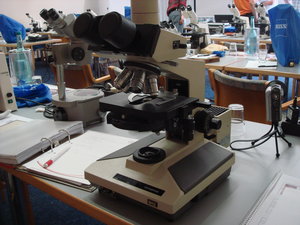 Mikroskop-Ausstattung auf der Mikroskopierwoche